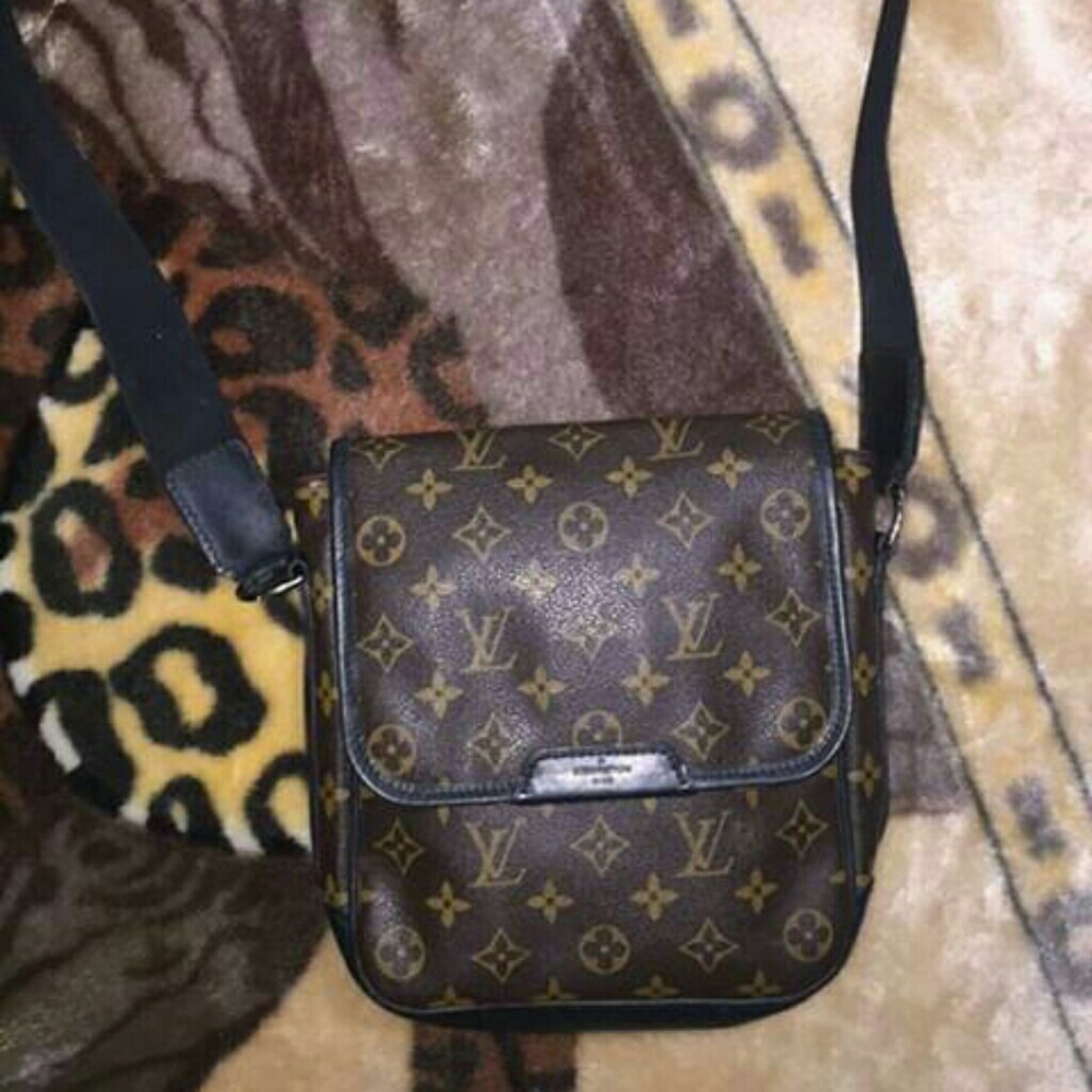 Louis vuitton mens messenger bag